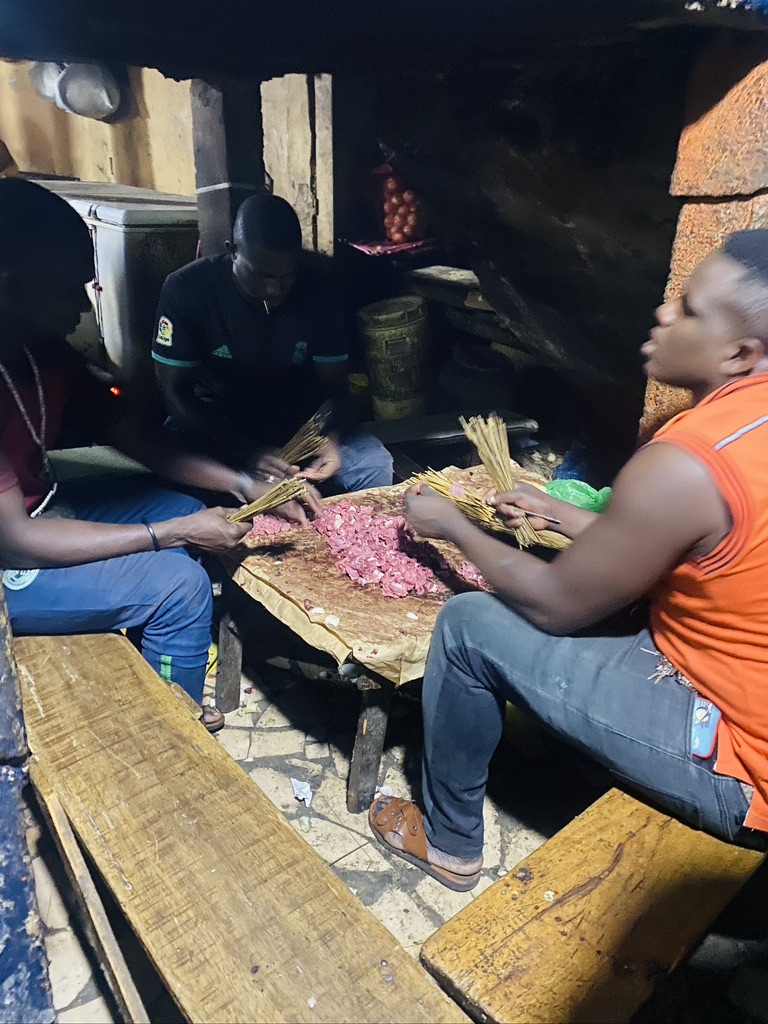 Preparing the meat for the grill at the Bantyii Dibiterie